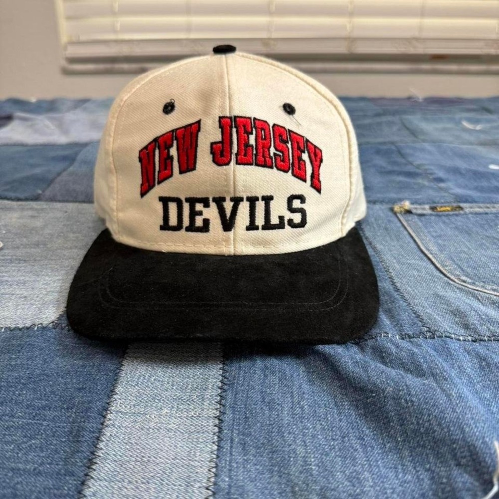 We cover the world rare vintage New Jersey devils SnapBack
